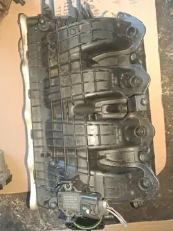 Colector admissão VW Polo V 6R OEM 04E129711J