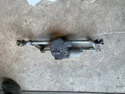 OEM 7N1955119A Etupyyhkijämekanismi moottorilla