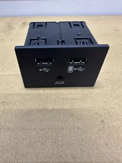 USB/AUX-uttag OEM 4G0035736 för Audi A6 C7