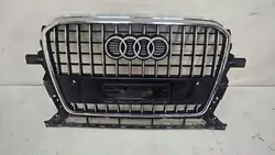 Audi Q5 S-Line Jäähdyttimenritilä OEM 8R0853651AB - Käytetty