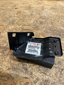 Suporte de para-lama dianteiro esquerdo FIAT 500 52137225