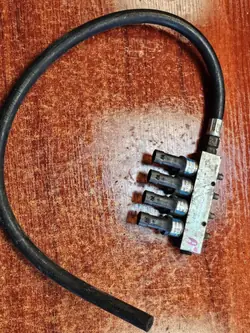 Rampe d'injection OEM 67R-010185 - État utilisé