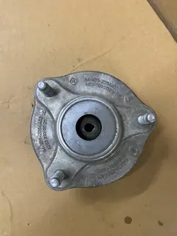 Mercedes Stötdämparfäste OEM A2053230020 - Begagnad