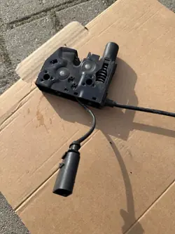 Motorhuve öppningslås fram Audi Q3 OEM 8U0823509