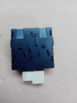 USB-yhteysmoduuli käsinojalle Mercedes OE