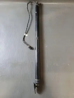 Oikea tavaratilan nostin VW TOUAREG 7P6827851B