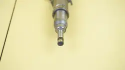 Injecteur BMW N43B20A OEM 7589048-01 Occasion