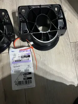 Etujousituksen oikea kiinnike OEM 85551393 - Chevrolet Corvette C8