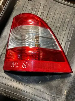 Luz trasera izquierda A1638202064 Mercedes ML W163 LIFT