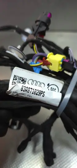 Audi Q3 F3 83A Vasen Etuoven Johdin OEM 83A971029PS