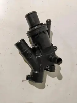 Carcaça termóstato Ford OEM 9682141580 - Usado