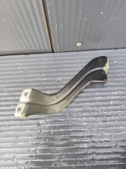 Audi Q3 linker voor spatbordsteun OEM 83A821149