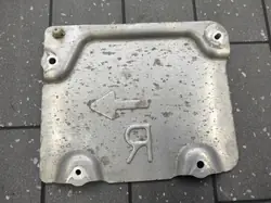 BMW akun kansi kiinnitys OEM 13490410 iX1 X1 U11:lle