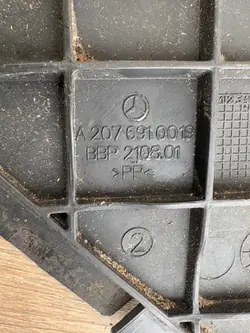 Cache d'aile avant gauche Mercedes W207 Coupé A2076910019