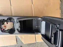 Keskikonsoli käsinoja OEM BV61123432 Ford Focus III