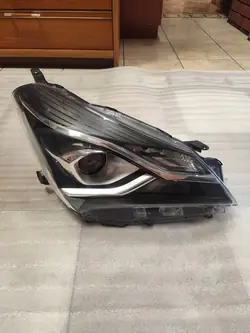 Faros derecho Toyota Yaris 2017-2020 OEM 811300DJ90