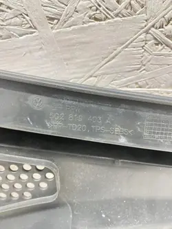 Cubierta Brazo Limpiaparabrisas VW OEM 5G2819403A - Usado