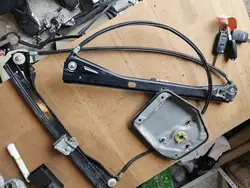 Elevador de vidro dianteiro esquerdo VW Golf V 1K0 3 portas 1K3837461A