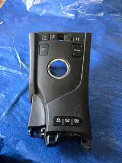 Toyota Auris keskikäytävän paneeli OEM 5883302200