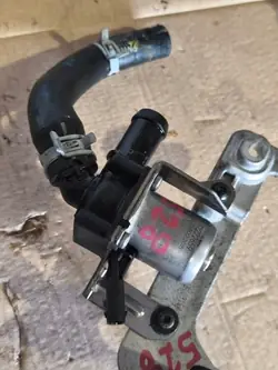 Pompe à eau auxiliaire Volvo & support 32222659