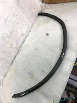 Opel OE 8304763 Begagnad vindrutetätning Corsa F