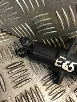 BMW 7 E65 E66 Oikea Ajovalopesurin Suutin OEM 7001949