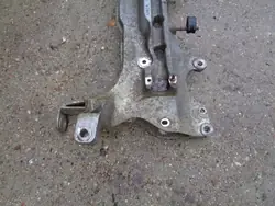 Travesaño delantero OEM 51749128 - Usado