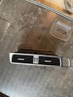 Grade de ventilação central Audi Q5 08- 8R1820951G