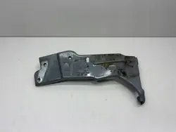 OEM 82A821135 Etu vasen lokasuojan kiinnike Audi A1