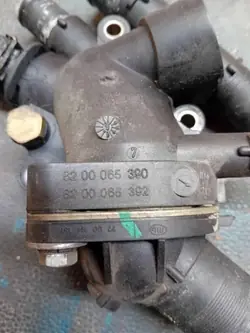 Thermostatgehäuse OEM 8200065390 für Opel Vivaro