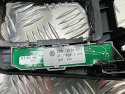 Skoda Superb vaihteenvalitsimen kiinnike OEM 3T1713111D