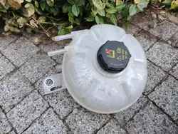 Kylvätskebehållare OEM LX61 8A080 GC för Ford Escape