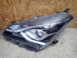 Faros izquierdo Toyota Yaris 3 III Lift 2017-2020 OEM 811700DJ90