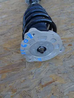 Volvo XC60 II oikea iskunvaimennin OEM 32213633