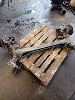 OEM RENAULT MEGANE III Bakaxelbalk - Begagnad