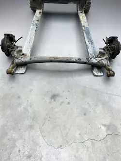 Hinterachsbalken mit ABS-Scheiben OEM - Toyota Yaris I