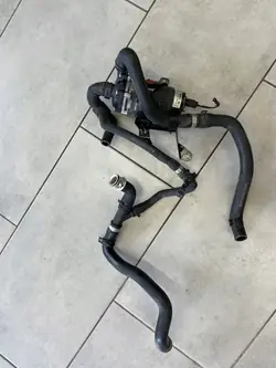 Vesipumpun Letku Mercedes W216 W221 4.7 V8 Biturbo