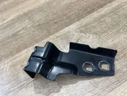 Jaguar E-Pace vänster framskärmsbracket FAH13423