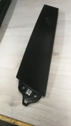 Tesla Model 3 Vänster B-stolpe Kameraskydd OEM 1109255-00-H