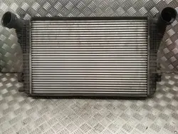 Intercooler-jäähdytin OEM 1K0145803L VW Passat B6:lle