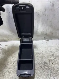 Konsolin käsinoja OEM 5151548 Toyota Avensis T250