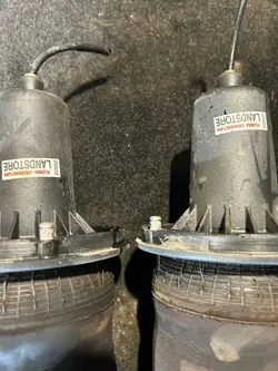 Mola pneumática dianteira direita OEM E311530013