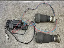 Ilmasuspensiokompressori BMW X5 E70 X6 E71 OEM 40-221595 6790079