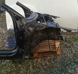 Audi A8 D4 oikea etuneljänneskisko LY9T OEM