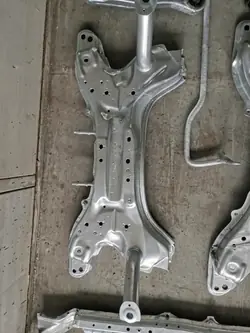 Framfjädringsbalk OEM belka zawieszenia przód toyota yaris I