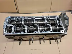 Sylinterikansi vasen OEM 1057353BH 4.2 TDI