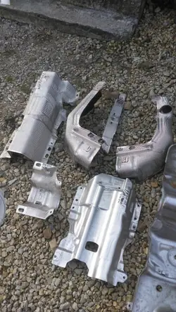 Land Rover lämpösuoja OEM HJ32 U11442A - Käytetty