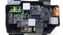 Caja de fusibles Mercedes W213 OEM 043/104 - Usado