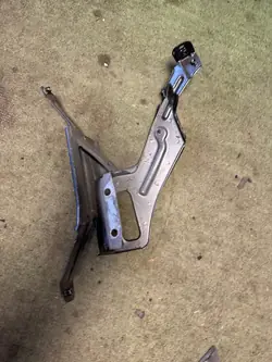 Vänster skärmstöd AUDI A6 C8 4K0821131