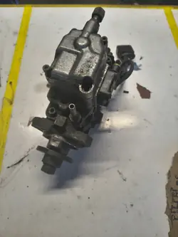 Bomba de inyección Volkswagen OE 038130107D usada